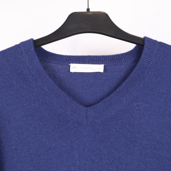 Närbild på tröjans V-ringning