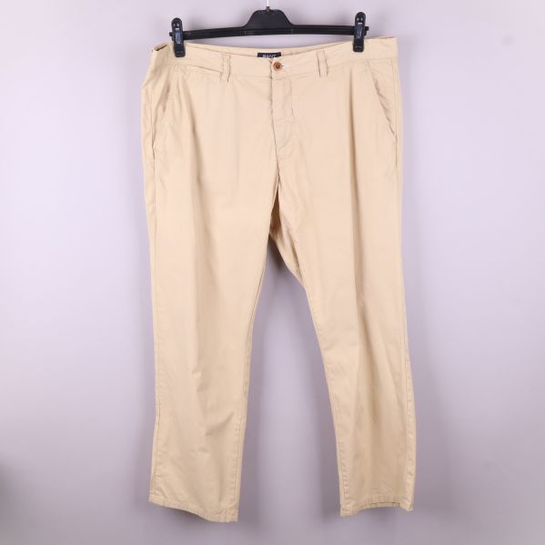 Beige chinos framifrån utan bälte