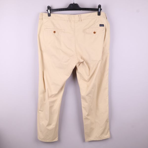 Beige chinos bakifrån med fickor