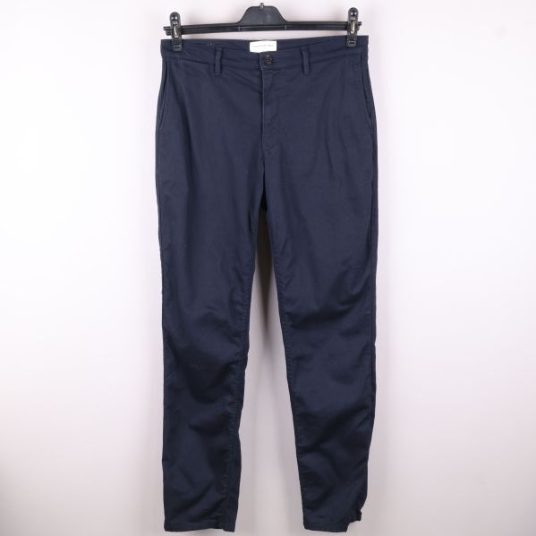 Framsida av marinblå kostymbyxor 