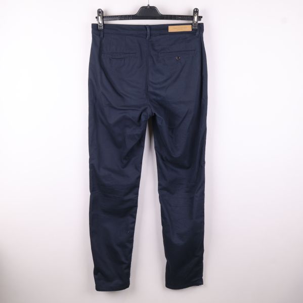 Baksida av marinblå kostymbyxor