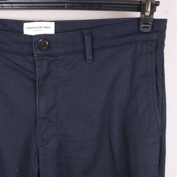 Närbild på framsida och fickor av byxor