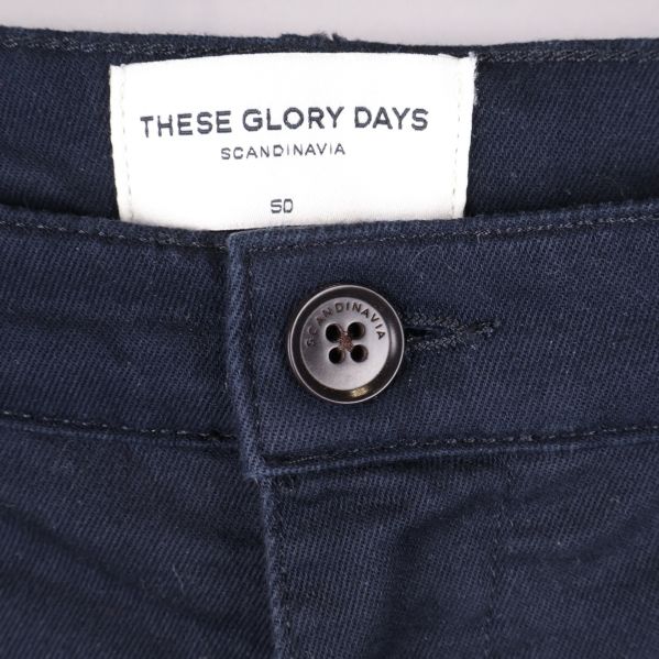 Knapp och label på insida av byxor