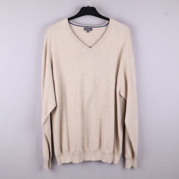 Framsidan av beige V-ringad tröja 