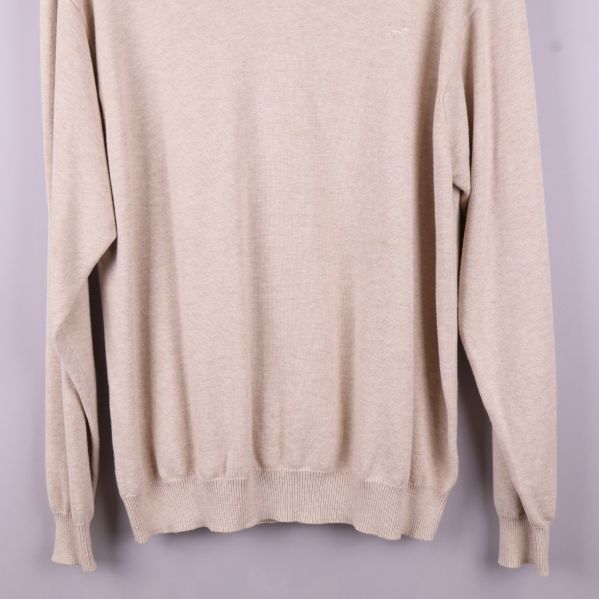 Närbild av nederdelen på tröjan