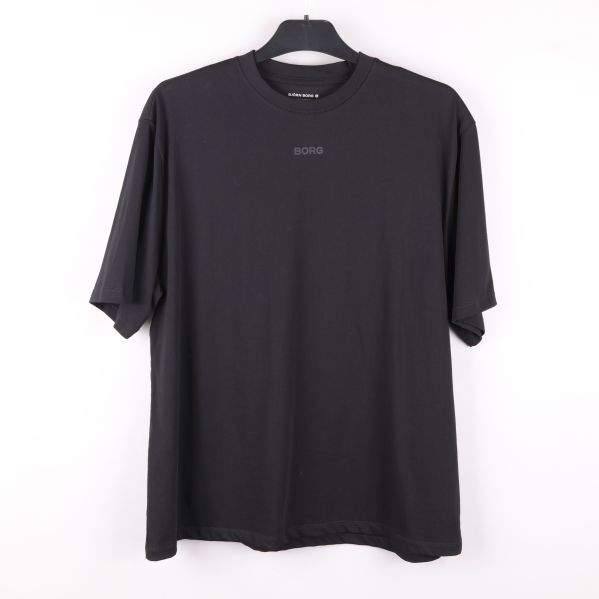 Svart t-shirt på galge med synligt logotryck