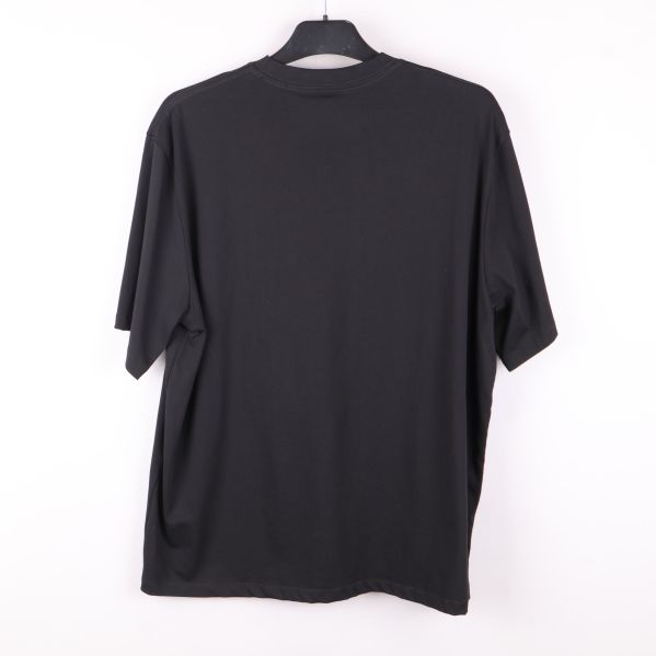 Baksidan av svart t-shirt