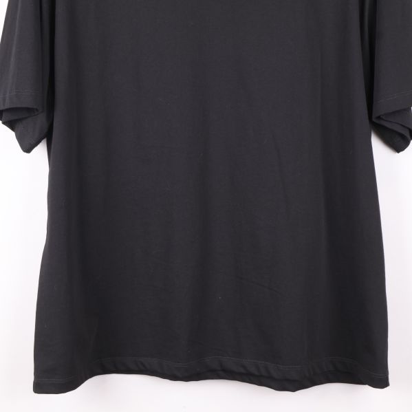 Detaljerad vy av nederdelen på svart t-shirt