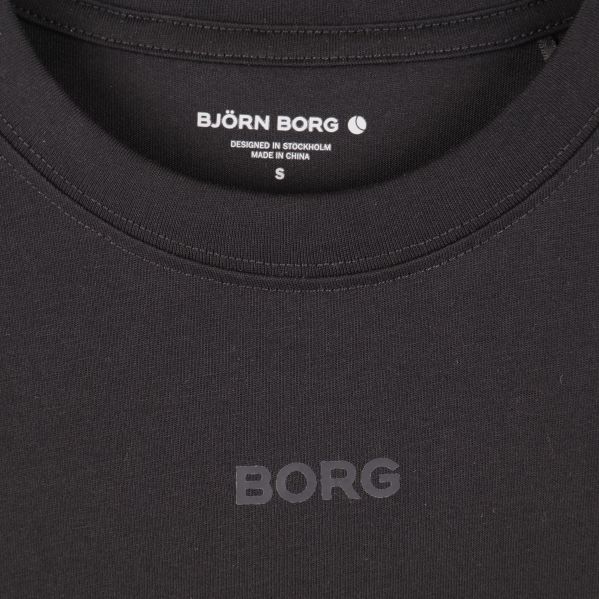 Kragen på svart t-shirt med tydlig märkning