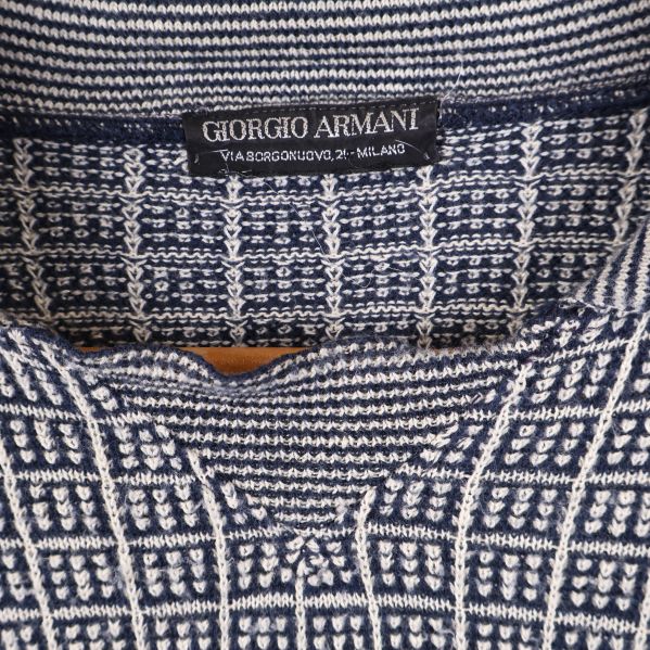 Giorgio Armani etikett på tröjan