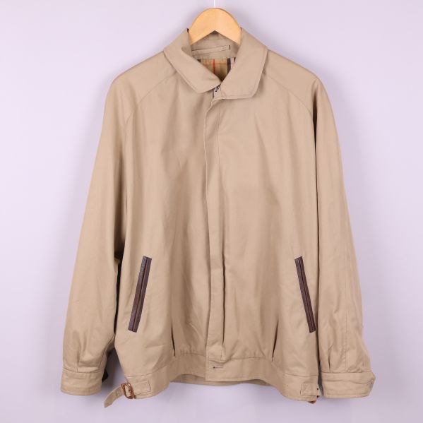 Beige jacka framifrån 