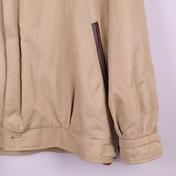Fickdetalj på den beige jackan