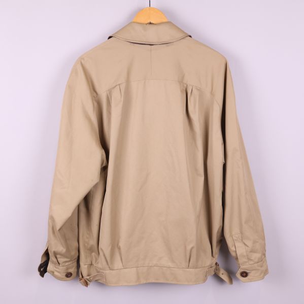 Beige jacka bakifrån 