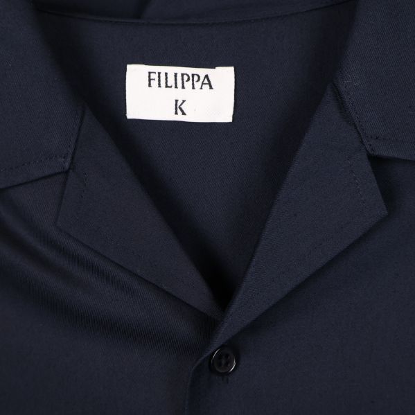 Närbild av etikett med märkesnamn Filippa K