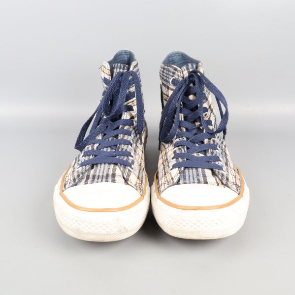 Sneakers sett framifrån med snören