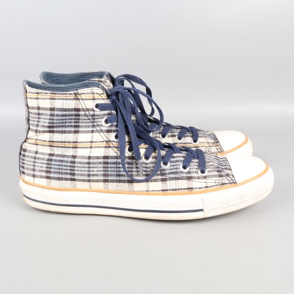 Sneakers sida med rutmönster