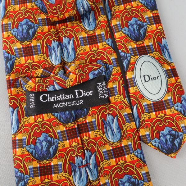Närbild av slips med Dior logotyp