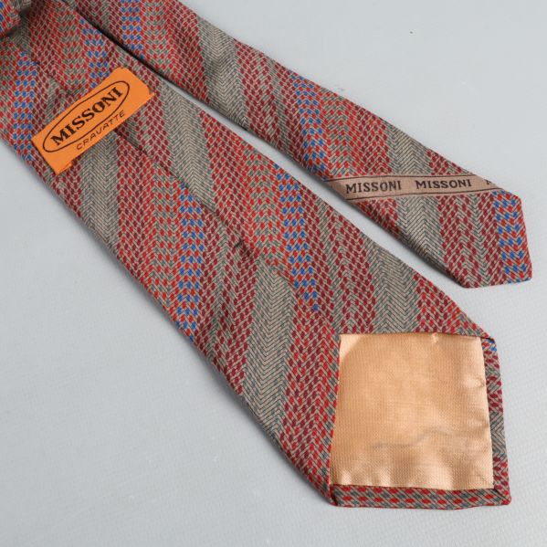 Närbild av slips med Missoni etikett