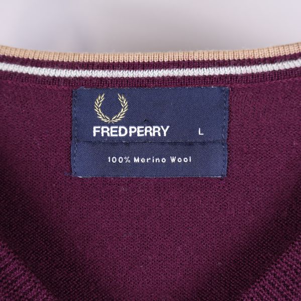 Fred Perry märkesetikett i kragen