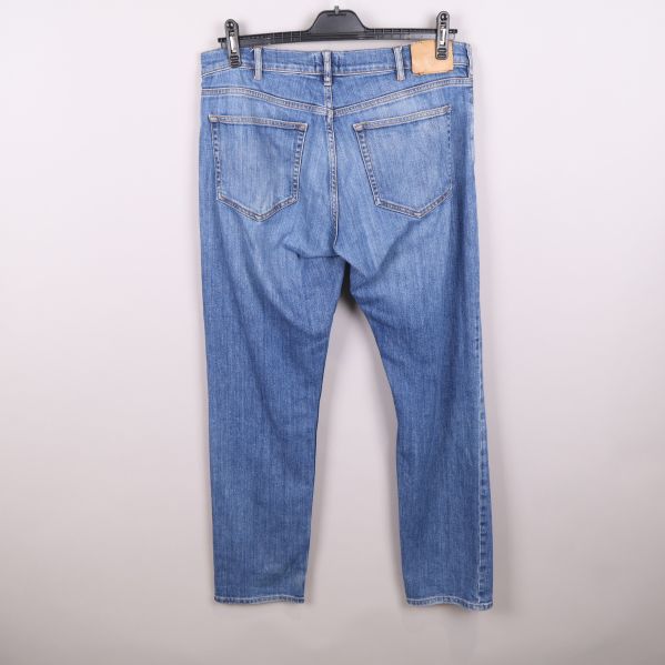 Jeans baksida med två bakfickor och bältesöglor