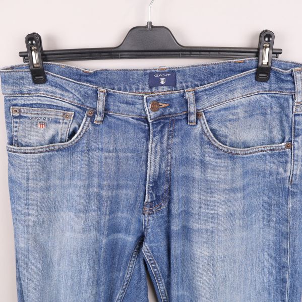 Jeans stängd med knapp och dragkedja