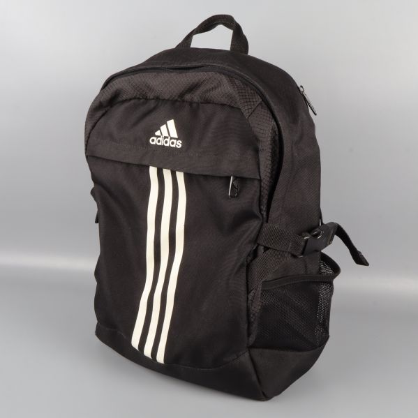 Svart Adidas ryggsäck med vita ränder