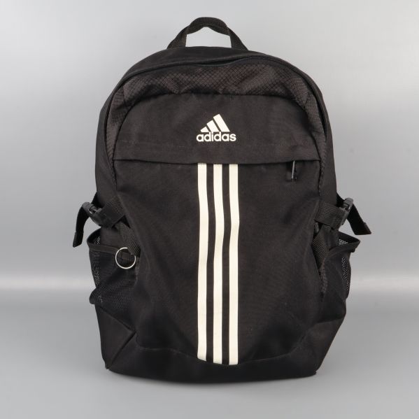 Framsida av Adidas ryggsäck
