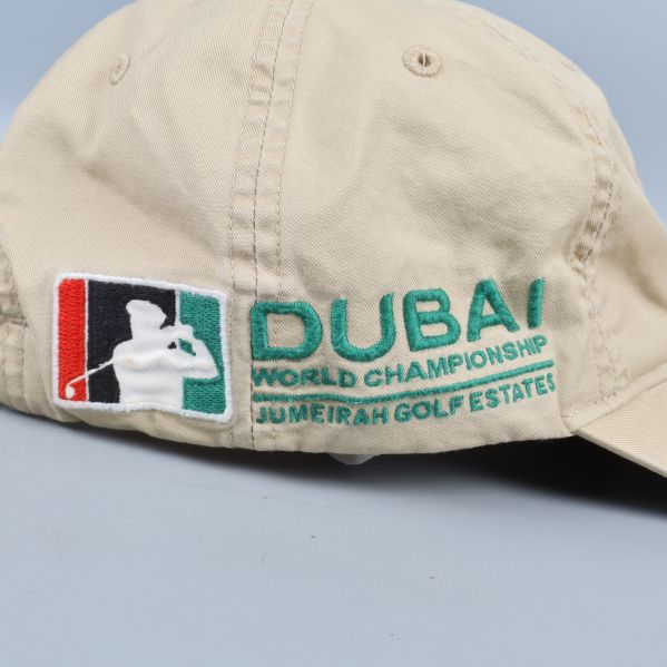 Närbild av DUBAI broderi på keps