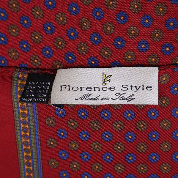 Etikett med text Florence Style och materialangivelse 100% siden