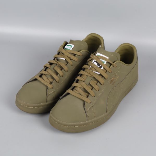 Sneakers i olivgrönt skinn med snörning, sned vinkel