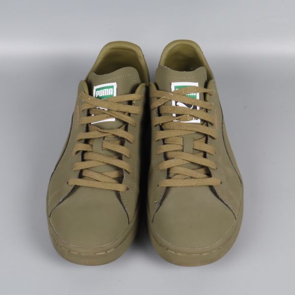 Sneakers framifrån med raka skosnören