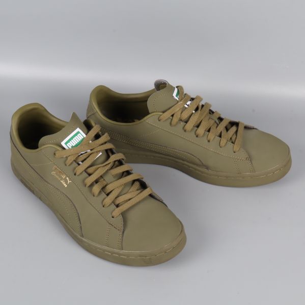 Olivgröna sneakers från sidan i diagonal vinkel