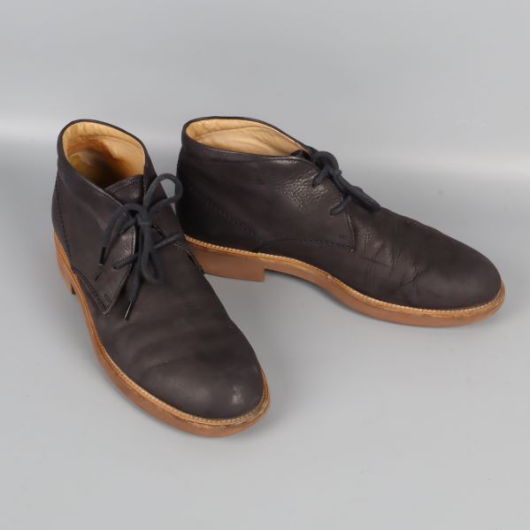 Chukka boots med snörning i mörkt skinn från sidan