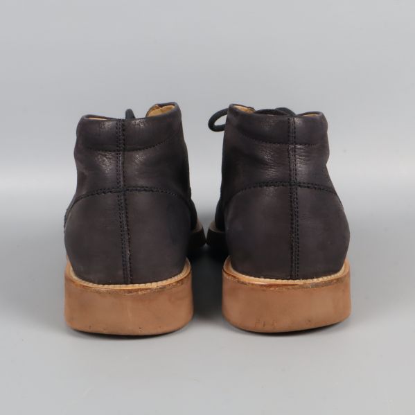 Baksida på mörka chukka boots med ljus sula