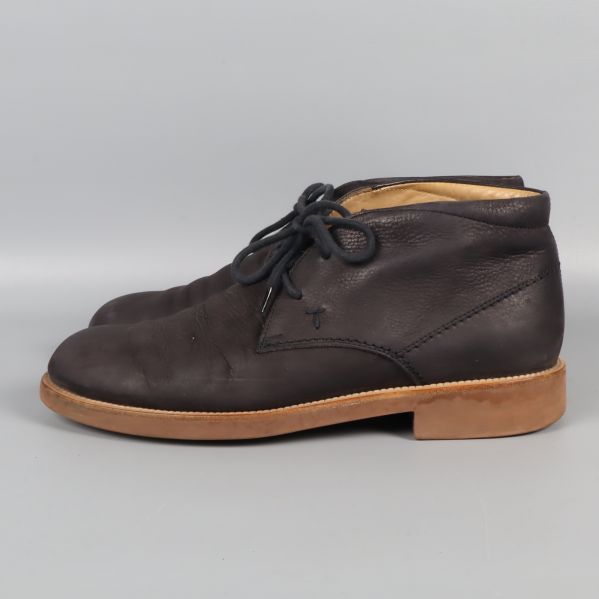 Profilbild på mörka chukka boots mot grå bakgrund