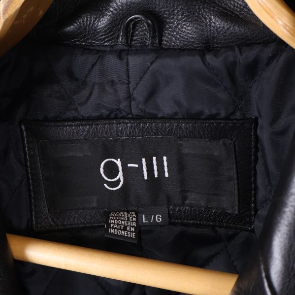 Närbild av skinnjackans nacklabel med texten g-iii