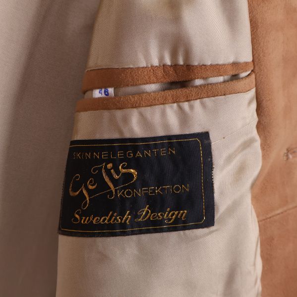 Foderetikett med text Skineleganten Gejs Konfektion Swedish Design