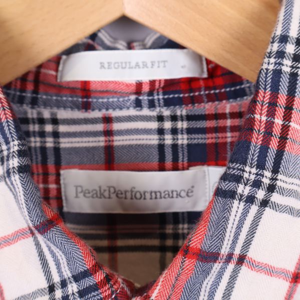 Närbild på etikett i skjortkrage som visar Peak Performance