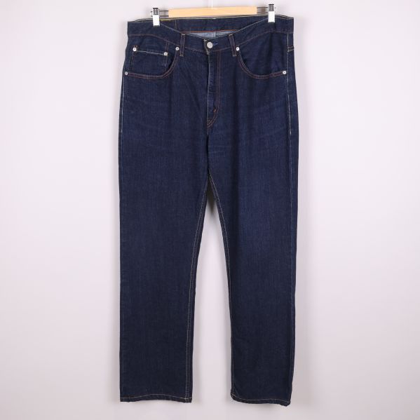 Jeans framifrån i mörkblå denim med fem fickor