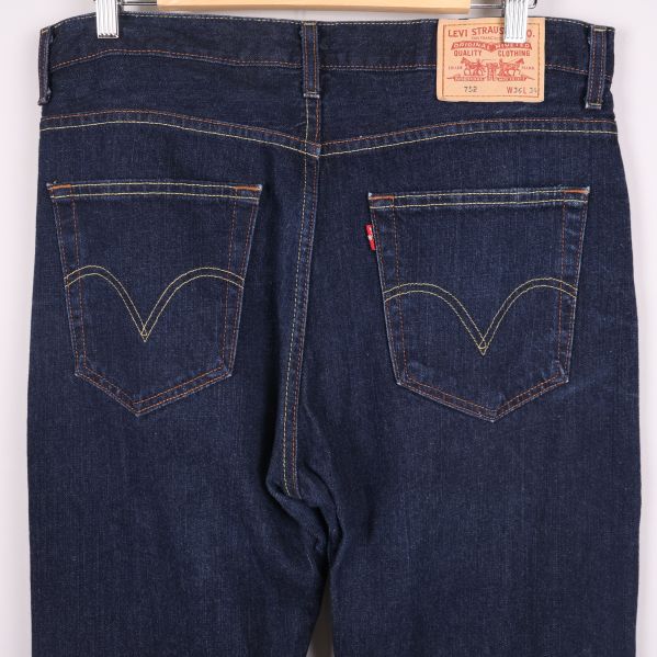 Bakfickor på jeans med tydliga sömmar och detaljer