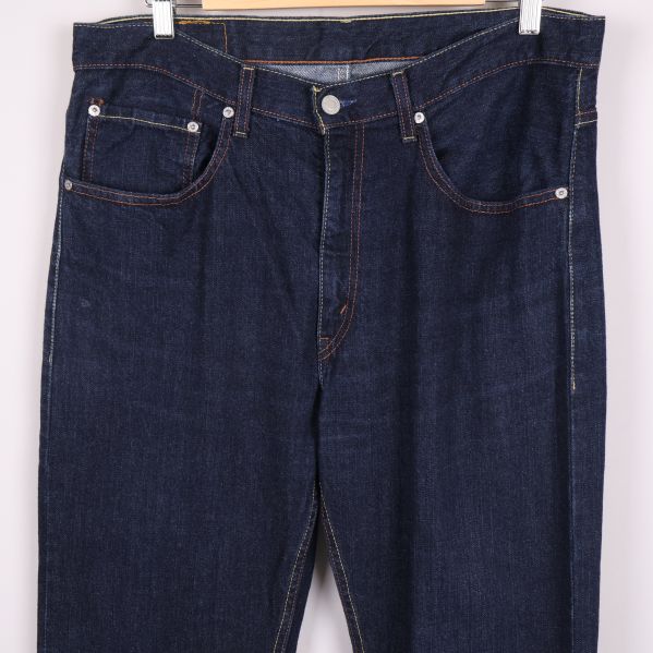 Närbild framtill, gylf och framfickor på jeans