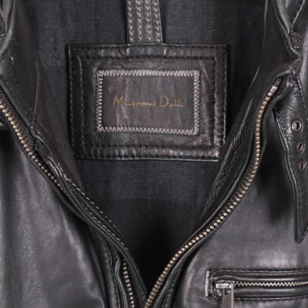 Närbild på Massimo Dutti-märket i svart läderjacka