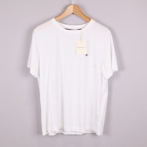 Vit t-shirt med rund hals och hängare framifrån