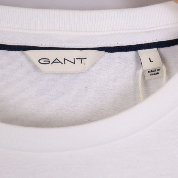 Närbild på GANT-märke och storleksetikett i nacken