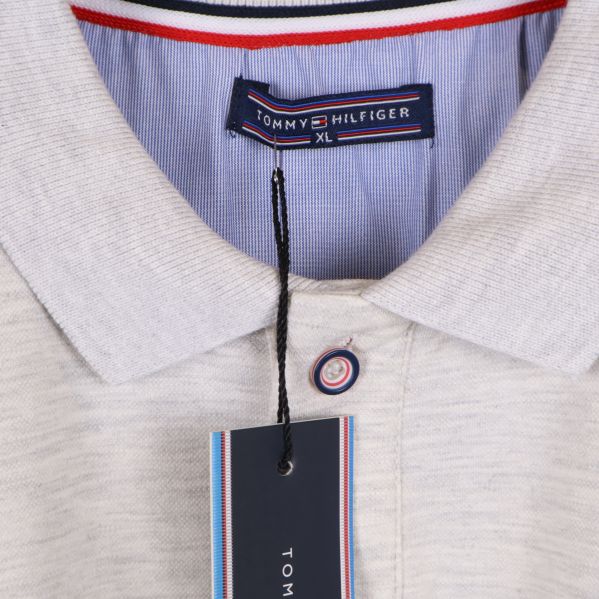 Närbild på krage och märkesetikett från Tommy Hilfiger