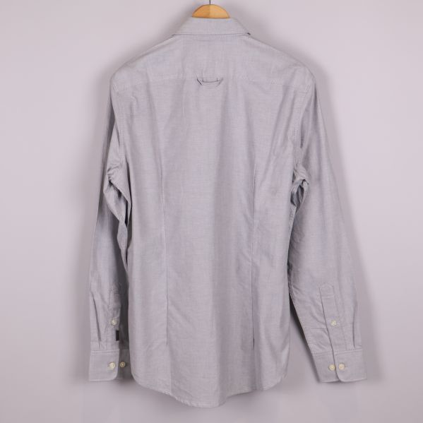 Ljusgrå skjorta visad bakifrån