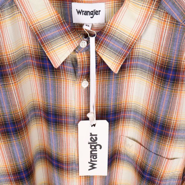 Närbild på etikett med Wrangler-logga