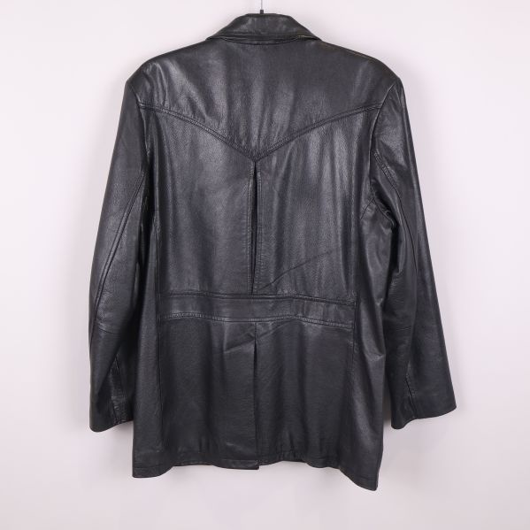 Baksida av svart skinnkavaj med dekorativa sömmar