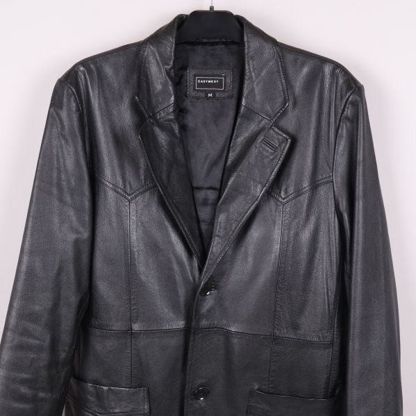 Framsida av svart skinnkavaj med knappstängning