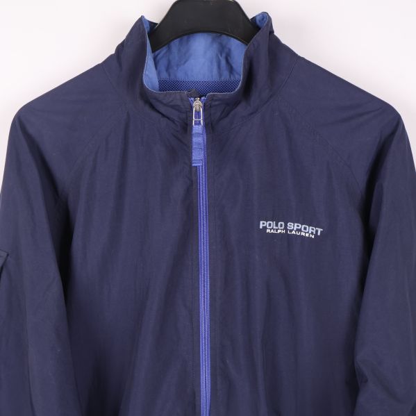 Närbild av bröstet med Polo Sport broderad logga